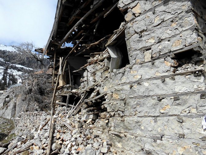 Seydişehir'de harabe evlerin yıkımına başlandı