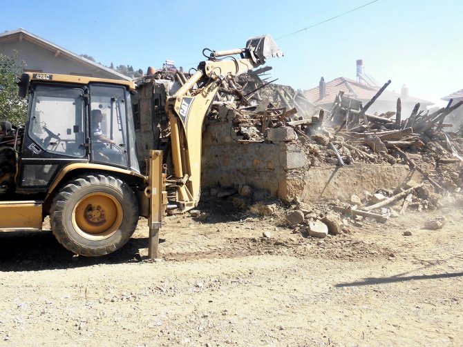 Seydişehir'de harabe evlerin yıkımına başlandı
