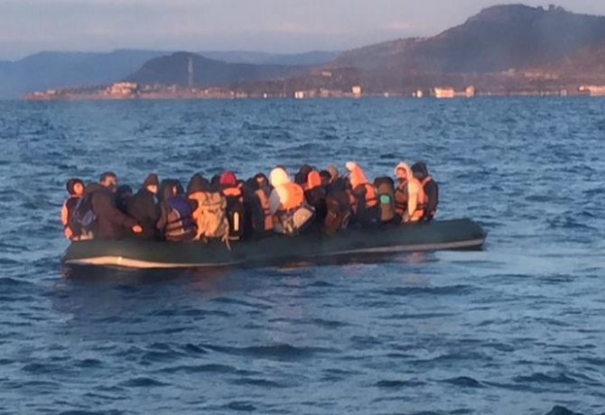 Lastik bottaki mültecileri Sahil Güvenlik kurtardı
