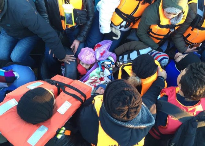 Lastik bottaki mültecileri Sahil Güvenlik kurtardı