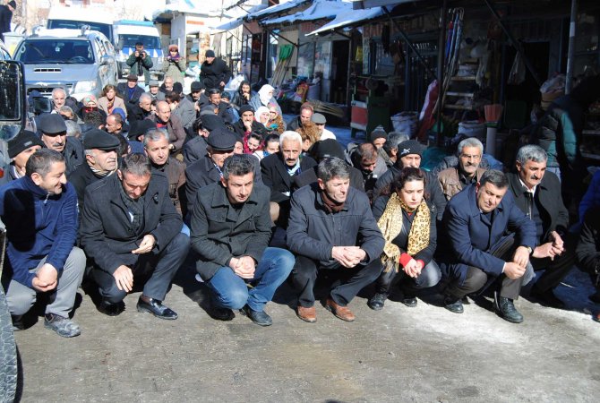 Hakkari'de Cizre için oturma eylemi düzenlendi