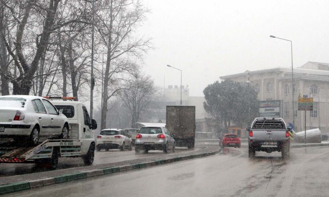 Kar ve soğuk havanın etkili olduğu Bursa buz kesti