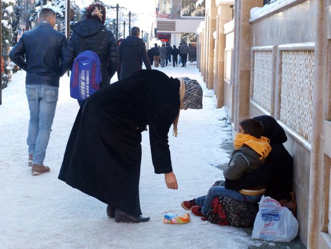 Suriyeli kadın, eksi 15 derece soğukta kundaktaki bebeğiyle dileniyor