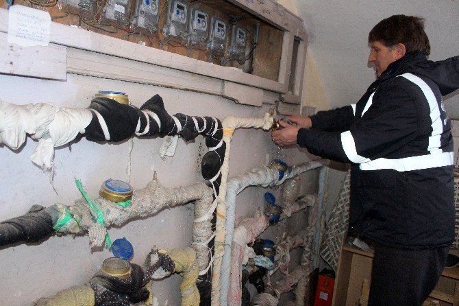 Erzurum’da Soğuk Hava Su Sayaçlarını Patlattı