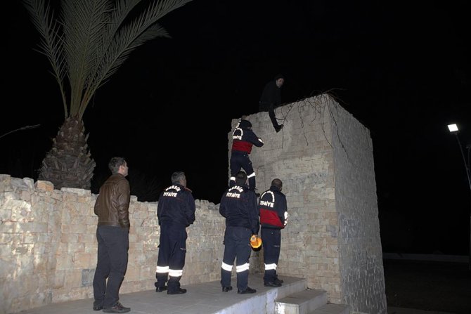 Kulenin içine düşen genci kurtarmak için duvarı kırdılar