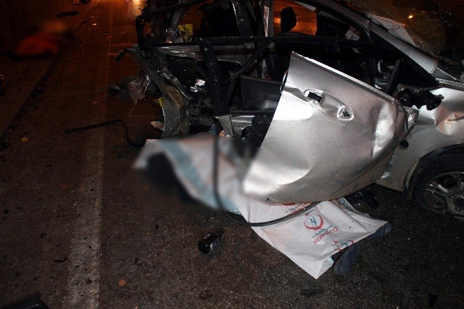 Karşı Şeride Geçen Otomobil Yolcu Minibüsüyle Çarpıştı: 3 Ölü
