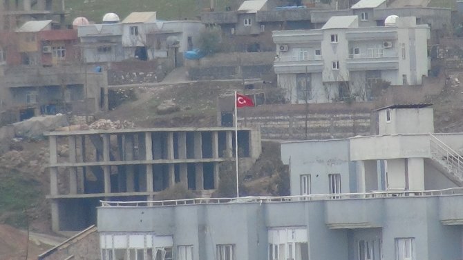 Cizre’de binaların çatısına Türk bayrağı