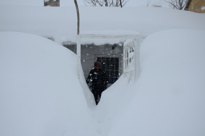 Bitlis’te kar 2 buçuk metreyi buldu, hayat durdu