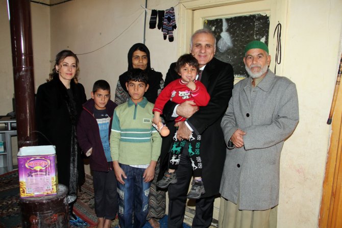 Suriyeli aileleri ziyaret eden Vali Zorluoğlu üçüzlere altın taktı