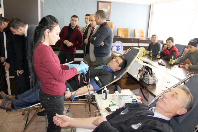 Belediye personelinden Kızılay’a kan bağışı