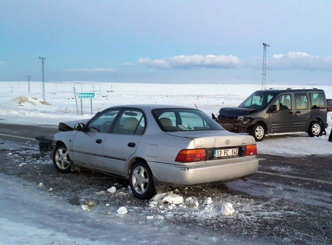 Buz Kaplı Yolda Otomobiller Kafa Kafaya Çarpıştı