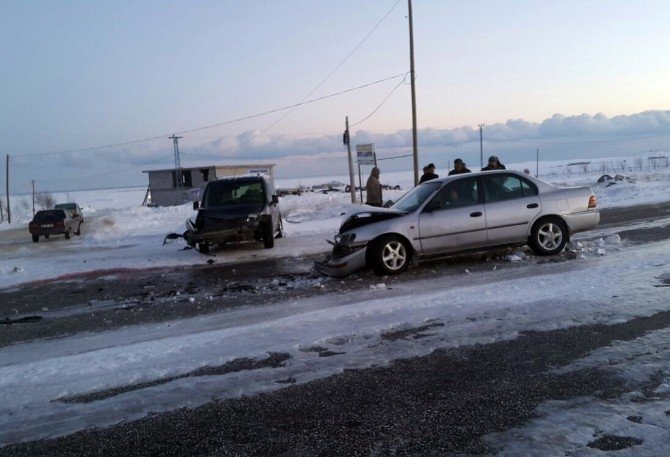 Buz Kaplı Yolda Otomobiller Kafa Kafaya Çarpıştı