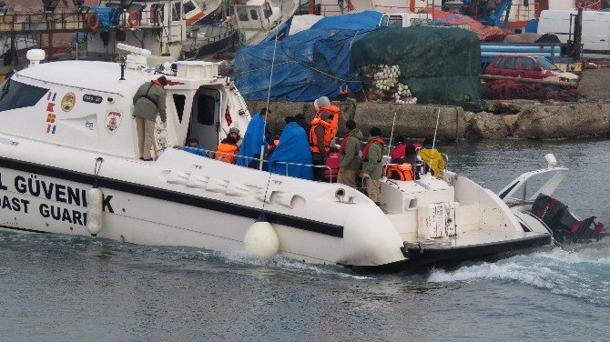 Sahil Güvenlik Ekipleri Boğulmak Üzere Olan 31 Mülteciyi Son Anda Kurtardı