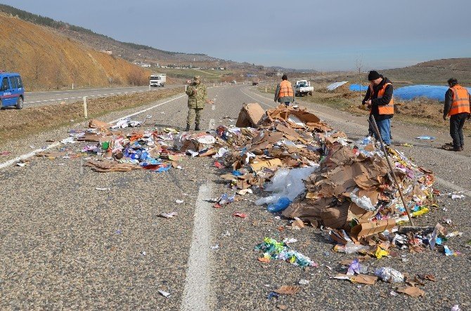 Yola Düşen Atık Kağıt Balyaları Trafiği Aksattı