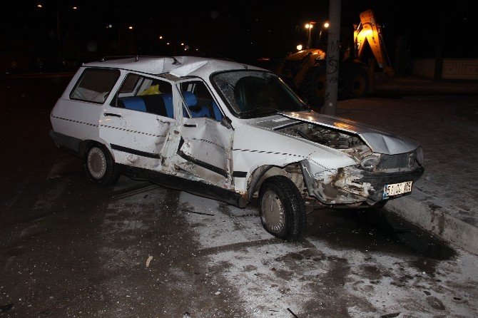 Otomobil Polis Minibüsüne Çarptı: 1 Yaralı
