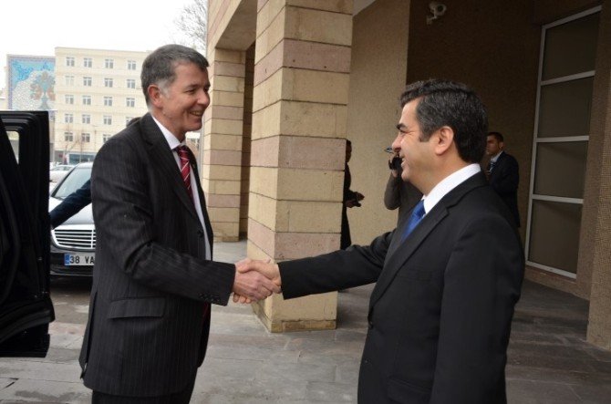 İngiltere’nin Ankara Büyükelçisi Richard Moore, Kayseri Valisi Orhan Düzgün’ü Ziyaret Etti