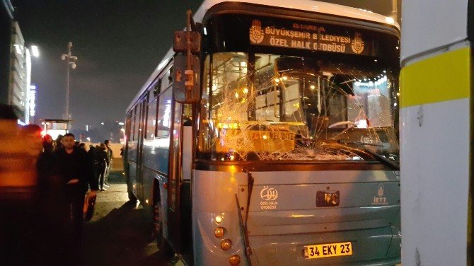 Mecidiyeköy Meydanında İki Yolcu Otobüsü Çarpıştı