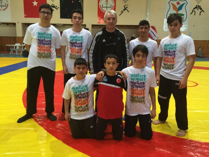 Özel Şehzade Mehmet öğrencisi güreşte altın madalya kazandı
