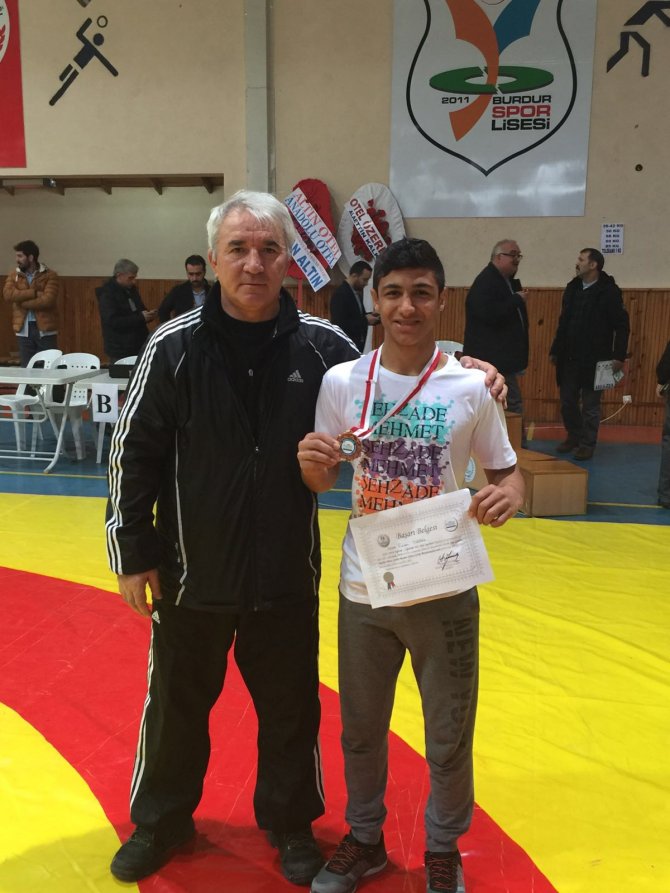 Özel Şehzade Mehmet öğrencisi güreşte altın madalya kazandı