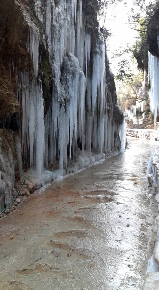 Muğla donuyor: Bir mağarada dev buz sarkıtları oluştu