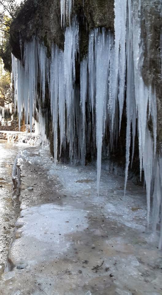 Muğla donuyor: Bir mağarada dev buz sarkıtları oluştu