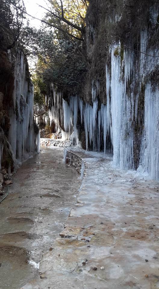 Muğla donuyor: Bir mağarada dev buz sarkıtları oluştu