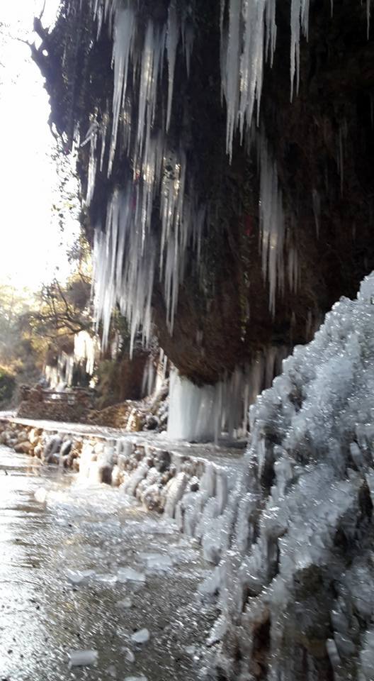 Muğla donuyor: Bir mağarada dev buz sarkıtları oluştu