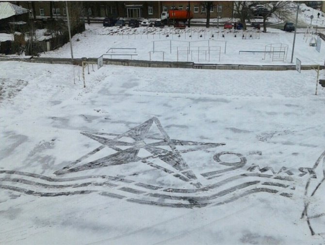 Rusya’da bir hademe, kar üstüne çizdiği harika resimlerle çocukları sevindiriyor