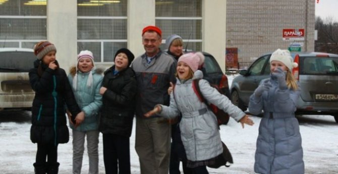 Rusya’da bir hademe, kar üstüne çizdiği harika resimlerle çocukları sevindiriyor