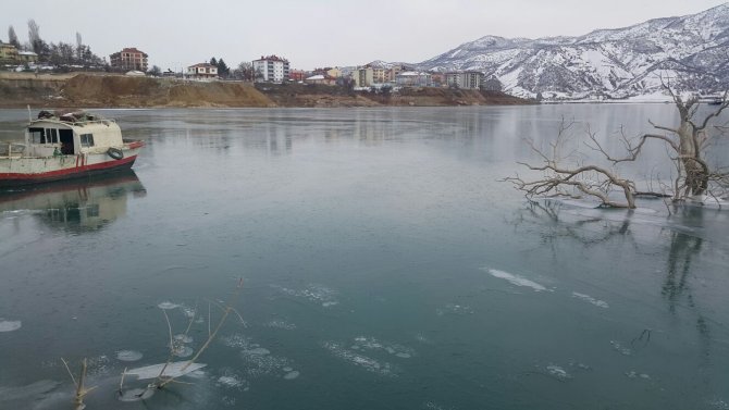 Tunceli’de Uzunçayır Barajı buz tuttu