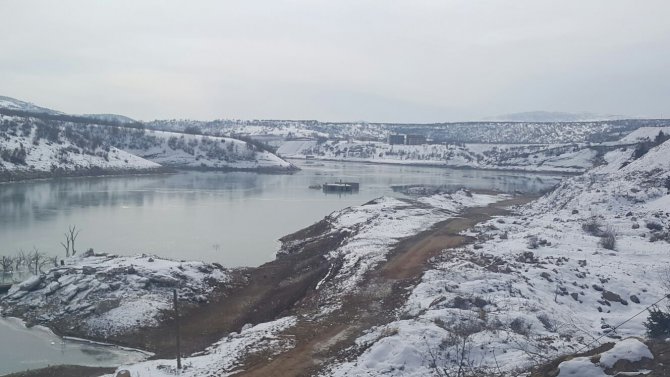 Tunceli’de Uzunçayır Barajı buz tuttu