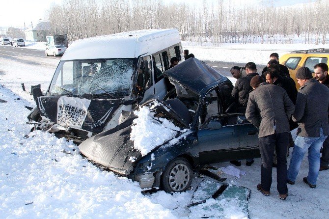 Van’da Otomobille Minibüs Çarpıştı: 1 Ölü, 1 Yaralı