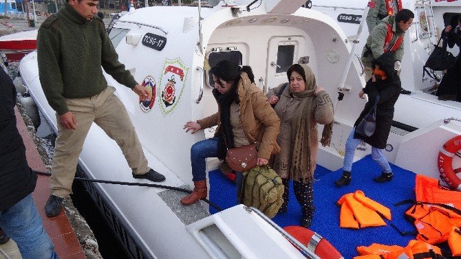 Sahil Güvenlik Ekipleri Boğulmak Üzere Olan 31 Mülteciyi Son Anda Kurtardı