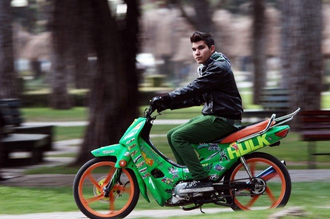 Motosikletli Gençten Korkutan Şov
