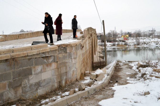 Tarihi Şahruh Köprüsü'ne zarar-onarım incelemesi