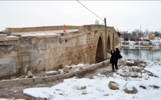 Tarihi Şahruh Köprüsü'ne zarar-onarım incelemesi