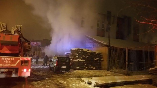 Ankara’da Mobilya İmalathanesinde Yangın