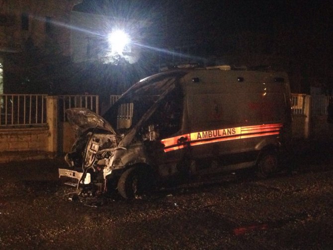 Batman'da park halindeki ambulans alev alev yandı