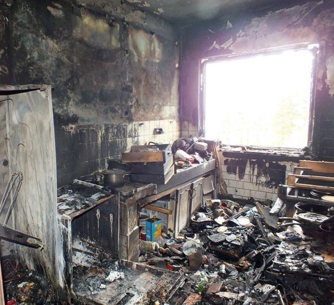 Buzdolabından Çıkan Yangın Evi Kullanılmaz Hale Getirdi