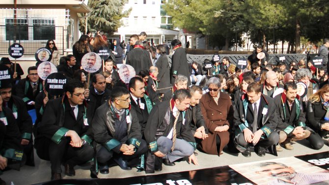 Baro başkanları Tahir Elçi için oturma eylemi yaptı