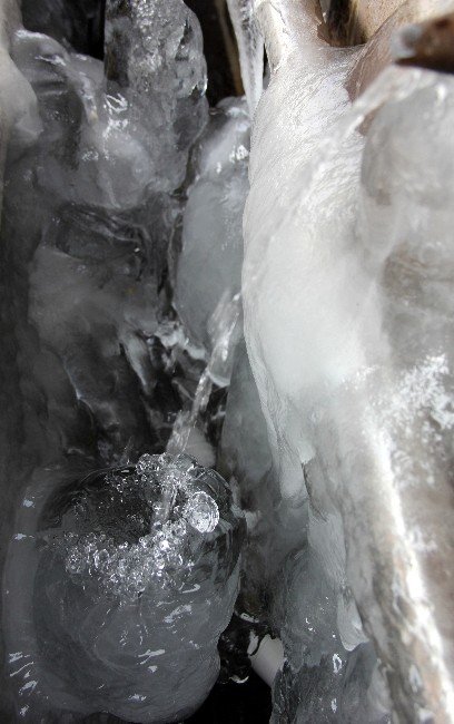 Erzurum’da Şadırvanlar Buz Tuttu