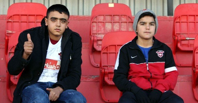 Gaziantepsporlu Futbolculardan Engelli Taraftara Büyük Jest