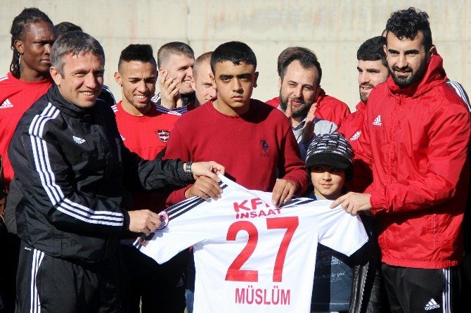 Gaziantepsporlu Futbolculardan Engelli Taraftara Büyük Jest