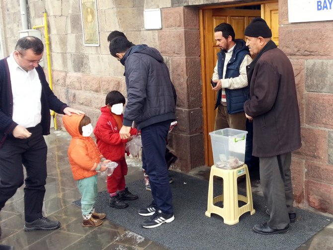 Camilerde Suriyeliler, Doğu Türkistanlılar ve Türkmenler için yardım toplandı