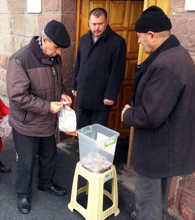 Camilerde Suriyeliler, Doğu Türkistanlılar ve Türkmenler için yardım toplandı