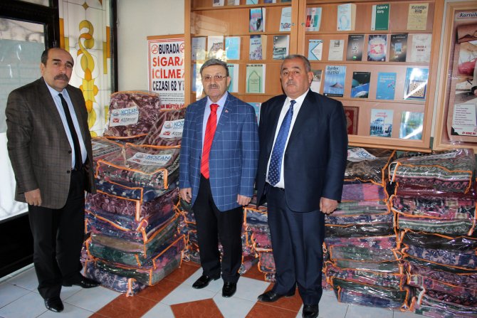 Kozan'dan Bayır Bucak Türkmenlerine kışlık malzeme yardımı