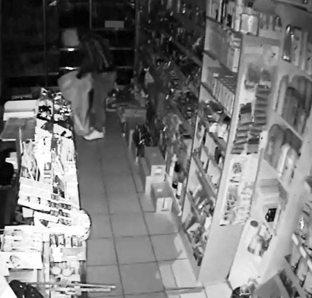 Maskeli hırsızlar güvenlik kamerasında
