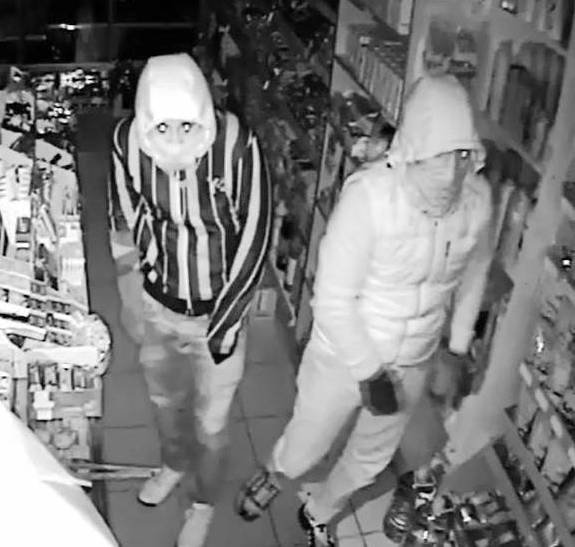 Maskeli hırsızlar güvenlik kamerasında