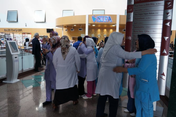 Kapısına kilit vurulan Şifa Hastanesi çalışanları gözyaşlarını tutamadı
