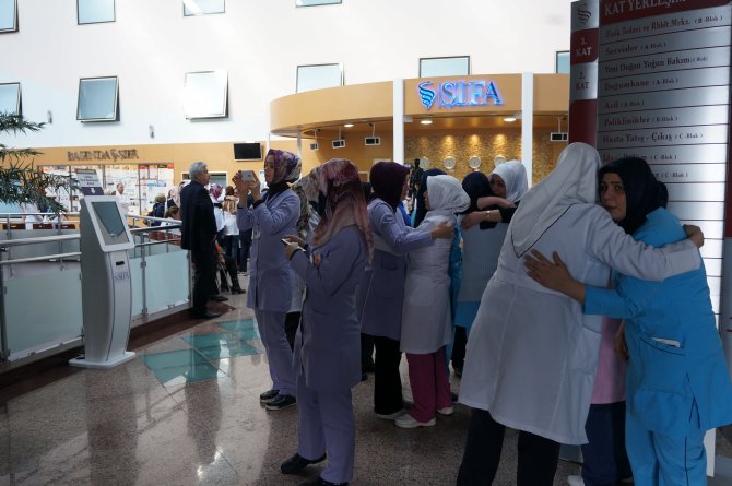 Kapısına kilit vurulan Şifa Hastanesi çalışanları gözyaşlarını tutamadı